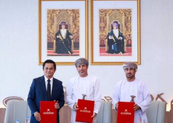 KETUA Pegawai Eksekutif Petronas Carigali International Ventures dan Naib Presiden International Assets Petronas, Mohd Redhani Abdul Rahman (kiri)  bersama Menteri Tenaga dan Mineral Kesultanan Oman  Salim Nasser Al Aufi (tengah) dan Ketua Pegawai Eksekutif OQEP,  Mahmoud Al Hashmi.