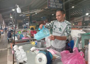 SEORANG peniaga santan bersedia dengan kedatangan Ramadan dengan menyediakan stok kelapa yang mencukupi di Pasar Chabang Tiga, Kuala Terengganu. - UTUSAN/ERMA YUSNIDA JUSOH