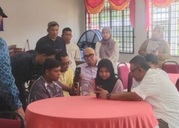 MEGAT Zulkarnain Omardin (kanak) menyantuni dua beradik dan menyampaikan hasrat Ahmad Zahid Hamidi menjadikan mereka sebagai anak angkat.