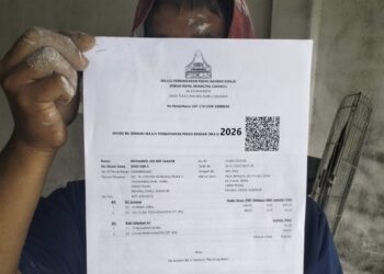 PENIAGA di Pekan, Pahang mendakwa terbeban apabila dikenakan Cukai Jualan dan Perkhidmatan (SST) lapan peratus dan denda lewat 10 peratus jika gagal membuat bayaran sebelum atau pada tujuh hari bulan setiap bulan.