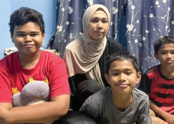 WARLIDYA Mohd. Isa (dua dari kiri) bersama tiga daripada empat anaknya yang masih bersekolah dan memerlukan perhatian sepenuhnya di Kampung Chengal Lempong, Kuantan, Pahang.