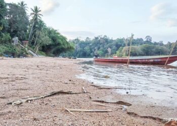 SEBUAH bot penambang terkandas di alur Sungai Tembeling berikutan air surut dan berpasir berdekatan Kampung Bantal, Ulu Tembeling di Jerantut, Pahang. – UTUSAN/HARIS FADILAH AHMAD