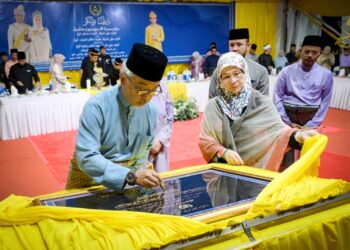 AL-SULTAN Abdullah Ri'ayatuddin Al-Mustafa Billah Shah berkenan berangkat memasyhurkan Masjid Kampung Teluk Gading dengan nama Masjid Tengku Mahkota Tengku Hassanal Ibrahim Alam Shah di Kampung Teluk Gading, Rompin, Pahang.