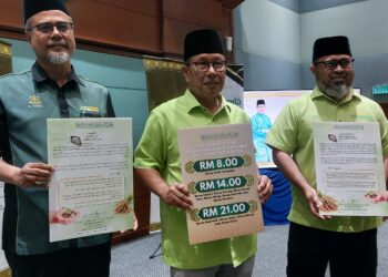 AHMAD Hairi Hussain (tengah) menunjukkan kadar zakat fitrah tahun 2026 pada Majlis Pengumuman Zakat Fitrah Negeri Pahang di Pejabat Muip di Pekan, Pahang.