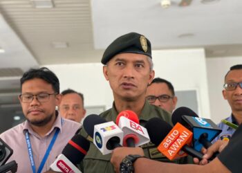 MOHD. Shuhaily Mohd. Zain pada sidang akhbar selepas bertemu pegawai dan anggota AKPS Bukit Kayu Hitam di Kompleks ICQS Bukit Kayu Hitam di Kubang Pasu, semalam.