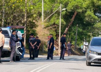 POLIS memeriksa tempat kejadian Mohd. Nasaruddin M. Nasir diserang dua suspek bermotosikal dan melepaskan tembakan ke arahnya berhampiran Masjid Al-Muhajirin Bukit Kayu Hitam di Kubang Pasu.