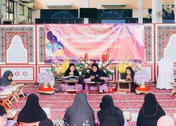 USTAZAH Nor Ana Ibrahim (tengah) ketika mengetuai majlis khatam al-Quran bersama muslimat di Masjid Tengku Mahkota Abdullah di Jerantut, Pahang.