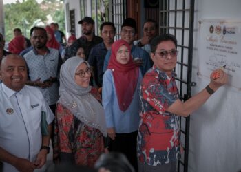 AZAM Baki ketika menandatangani plak simbolik perasmian Kampung Angkat MADANI di Kampung Sungai Buah, di sini hari ini. - UTUSAN/FAIZ ALIF ZUBIR