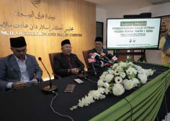 TIMBALAN Mufti Negeri Perak, Datuk Zamri Hashim (tengah) dalam sidang akhbar mengumumkan Zakat Fitrah Negeri Perak 1147H/2026M di Ibu Pejabat Zakat Perak Al-Ridzuan (Zapar), Ipoh hari ini.