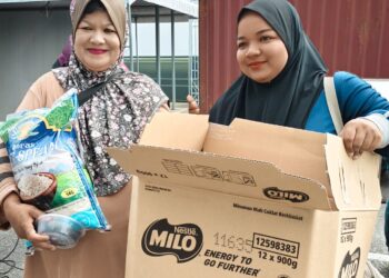 NAIMAH Hamidi (kanan) bersama ibunya, Azliyaton Ali ketika ditemui selepas menebus baucar sumbangan barang keperluan harian menjelang Ramadan di Bertam Square, Kepala Batas, Pulau Pinang hari ini.