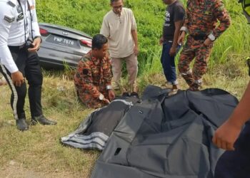 ANGGOTA bomba membantu dalam operasi mengeluarkan mangsa kemalangan maut di Kilometer 25, Batu 16 Hutan Melintang-Bagan Datuk, Bagan Datuk semalam.