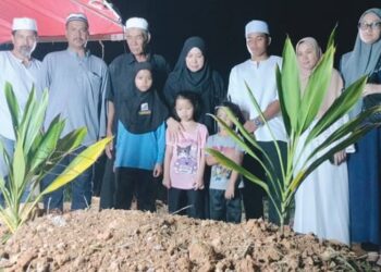 JENAZAH Mohamad Shuhialmee Abd Hamid dikebumikan di Tanah Perkuburan Islam Parit Jay di Bagan Serai semalam. - UTUSAN/WAT KAMAL ABAS