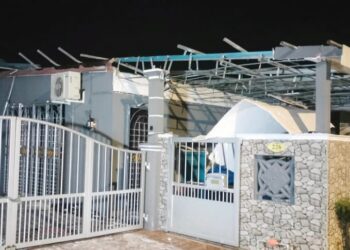 KEADAAN bumbung rumah penduduk yang diterbangkan angin dalam kejadian ribut di Taiping petang semalam. - UTUSAN/WAT KAMAL ABAS