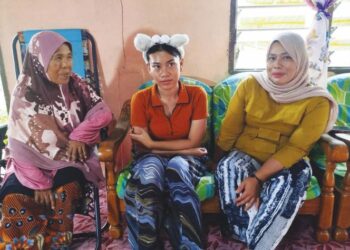 UMI Kalsum Ahmad (kiri), Norida Akmal Ayob (kanan) dan Nur Fateen Akmadiana ketika ditemui di Kampung Bukit Sapi di Lenggong semalam.