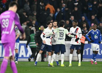 PEMAIN PSG meraikan kejayaan mereka menewaskan Strasbourg 2-1 dalam aksi liga di tempat lawan, semalam. - AFP