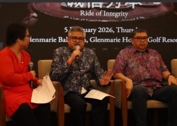 MAHMOOD Razak Bahman (tengah) dalam sidang media selepas tayangan perdana eksklusif khas media bagi siri filem pendek PUSPAKOM, Inspection Hati Aidil bahagian kedua di Glenmarie Hotel and Golf Resort, Shah Alam.