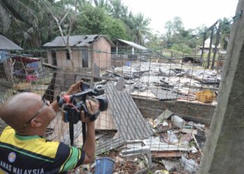 LOKASI penemuan enam rangka manusia termasuk seorang kanak-kanak lelaki berusia dua tahun di sebuah rumah dalam ladang kelapa sawit di Kampung Kangkar Pulai, Johor Bahru, semalam. – UTUSAN/RAJA JAAFAR ALI