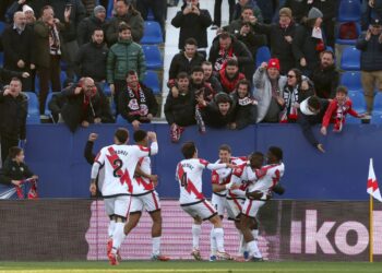 PEMAIN Rayo Vallecano meraikan kejayaan mereka ketiga memperoleh gol ketiga menewaskan Atletico Madrid 3-0 dalam aksi liga semalam. - AFP