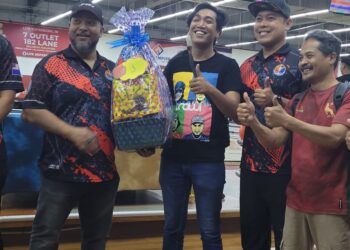 ERWAN Shah Soahdi (kiri) menyampaikan hadiah kepada pemenang-pemenang pertandingan Boling Maritim Bersama Media Kelantan di Tunjong, Kota Bharu, Kelantan. - UTUSAN/MUSTAQIM MOHAMED