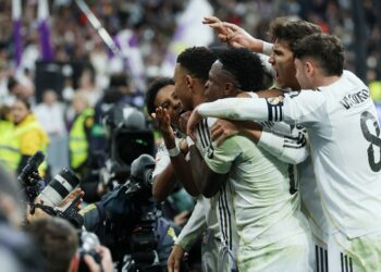PEMAIN Real Madrid meraikan gol kemenangan pasukan ketika menewaskan  Rayo Vallecano 2-1 dalam aksi liga di laman sendiri, semalam. - AFP