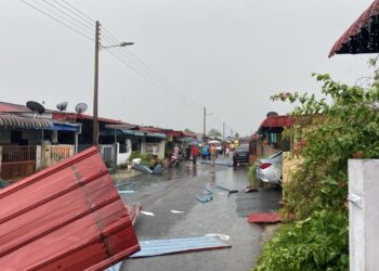 KEADAAN rumah yang terjejas dalam kejadian ribut di Taiping hari ini.