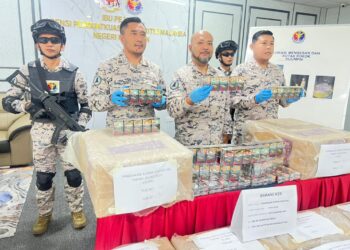 ERWAN Shah Soahdi (tengah) menunjukkan sebahagian rokok seludup yang dirampas dalam sidang akhbar di Pejabat Maritim Malaysia Kelantan di Tok Bali, Pasir Puteh, Kelantan.