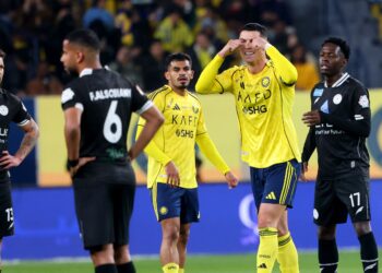 Penyerang Al-Nassr dari Portugal, Cristiano Ronaldo, memberikan reaksi ketika aksi Liga Pro Saudi antara Al-Nassr dan Al-Shabab di Stadium Al-Awwal Park, Riyadh, pada 17 Januari 2026. - AFP