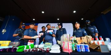 MOHD. Asri Seman (empat dari kiri) menunjukkan dadah yang dibungkus dengan plastik boarding pass pada sidang akhbar di Wisma Kastam, Kuantan, Pahang. - UTUSAN/SHAIKH AHMAD RAZIF