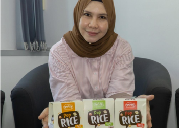 SALLY Basir menunjukkan antara produk keluaran Salis Pop Rice.
