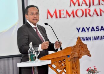 AHMAD Samsuri Mokhtar berucap pada Majlis Menandatangani Memorandum Persefahaman (MoU) antara Yayasan Terengganu dan Batik Air di Wisma Darul Iman, Kuala Terengganu, Terengganu. - UTUSAN/PUQTRA HAIRRY