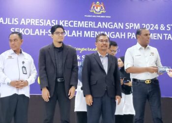 M. SARAVANAN menyampaikan sumbangan kepada pelajar pada Majlis Sumbangan Kecemerlangan SPM dan Dermasiswa IPTA/IPTS Parlimen Tapah. - UTUSAN