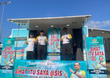 DR. Mohd. Azman Yacob (dua dari kiri) menyempurnakan Majlis Peluncuran Program Sihat itu Saya (SIS) di Gelanggang Tenis, Padang Perdana, Kota Bharu, Kelantan. - UTUSAN/ROSMIZAN RESDI