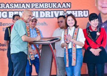 ARMIZAN Mohd. Ali (kiri) menandatangani plak perasmian Pembukaan Burger King Benoni Drive Thru & Penyerahan Sumbangan Bakul Makanan Sempena Sambutan Perayaan Sambutan Tahun Baru Cina di Papar, Sabah.