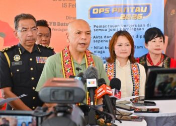 ARMIZAN Mohd Ali dalam sidang media selepas Majlis Perasmian Pembukaan Burger King Benoni Drive Thru & Penyerahan Sumbangan Bakul Makanan Sempena Sambutan Perayaan Sambutan Tahun Baru Cina di Papar.