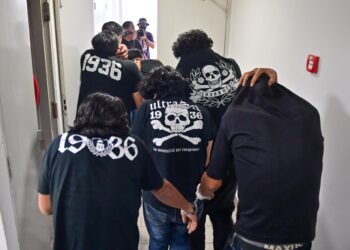 SEBAHAGIAN daripada 12 penyokong Selangor FC yang dituduh di Mahkamah Majistret Kuala Terengganu, Kuala Terengganu, Terengganu. - UTUSAN/PUQTRA HAIRRY