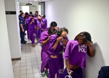 SEMBILAN penyokong Selangor FC disambung reman sehingga esok bagi membantu siasatan kejadian membakar suar di Jambatan Angkat, Kuala Terengganu, Terengganu. - UTUSAN/PUQTRA HAIRRY