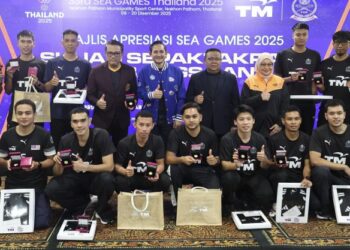Presiden Persatuan Sepak Takraw Malaysia (PSM), Datuk Mohd Sumali Reduan (berdiri, enam dari kiri) bersama  atlet sepak takraw pada Majlis Penghargaan Emas buat Juara Sepak Takraw Sukan SEA di  Kuala Lumpur, kelmarin. - UTUSAN/AMIR KHALID