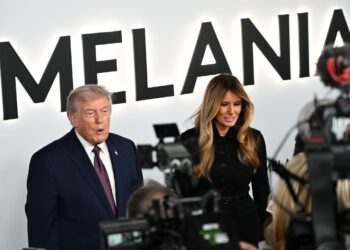 Donald Trump dan Melania bercakap dengan media ketika menghadiri tayangan perdana filemnya di Washington - AFP