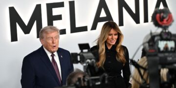 Donald Trump dan Melania bercakap dengan media ketika menghadiri tayangan perdana filemnya di Washington - AFP