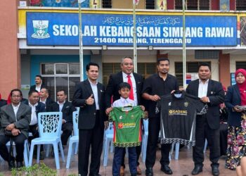 MAJLIS simbolik penyerahan set jersi bola sepak tajaan Gadang Holdings Berhad kepada kepada skuad bola sepak Sesra di Sekolah Kebangsaan Simpang Rawai, Marang, Terengganu.