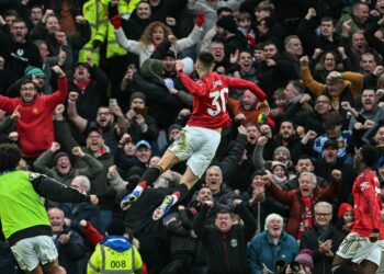 Penyerang Slovenia Manchester United, Benjamin Sesko meraikan jaringan ketiga pasukannya pada penghujung perlawanan Liga Perdana Inggeris menentang Fulham di Stadium Old Trafford, Manchester, hari ini. - AFP