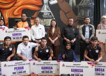 Hannah Yeoh bersama atlet cemerlang yang menerima insentif Sukan SEA Thailand 2025 pada perasmian Stadium Titiwangsa Kuala Lumpur sebagai Home of Sepak Takraw, semalam. - UTUSAN/ISKANDAR ISHAK