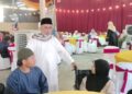 SYED Abu Hussin Hafiz Syed Abdul Fasal menyantuni mahasiswa pada majlis berbuka puasa di Bukit Gantang hari ini. - UTUSAN/WAT KAMAL ABAS
