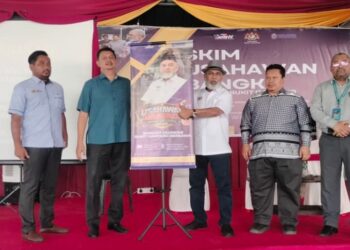 SYED Abu Hussin  Hafiz Syed Abdul Fasal (tengah) merasmikan Skim Usahawan Bangkit Parlimen Bukit Gantang di Pusat Khidmat beliau hari ini. - UTUSAN/WAT KAMAL ABAS