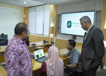 PENGARAH Urusan Kumpulan dan Ketua Pegawai Eksekutif (CEO) TH, Tuan Haji Mustakim Mohamad (kiri) dan Pengarah Eksekutif Pengalaman Pelanggan TH, Datuk Mohamed Ameen Abdul Wahab (kanan) bersama anggota Lembaga Tabung Haji melayari laman sesawang baharu TH.