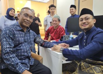 TAKIYUDDIN Hassan (kiri)  mendapatkan pemeriksaan kesihatan pada Majlis Perasmian Klinik Hayat 24 Jam Cherang di Kota Bharu, Kelantan. - UTUSAN/MUSTAQIM MOHAMED