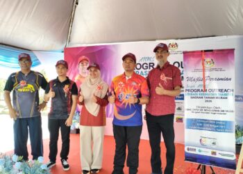 DR. Mohd. Azman Yacob (dua kanan) merasmikan program Outreach Literasi Kesihatan Diabetes Peringkat Daerah Tanah Merah di Masjid Mukim Batu 11 Tanah Merah, Kelantan. - UTUSAN/ ROHANA ISMAIL
