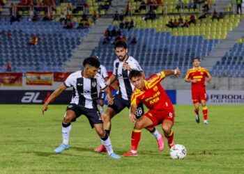 PEMAIN Terengganu FC (TFC) Azam Azmi (kiri) mengasak pemain Selangor FC dalam saingan Liga Super  di Stadium Sultan Mizan Zainal Abidin, Gong Badak, Kuala Nerus, Terengganu. -UTUSAN/PUQTRA HAIRRY