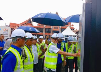 MOHD. Norkhuzaini Ab. Rahmanmelakukan gimik perasmian Pelancaran Struktur Tiang Pintar 5G di Pasar Payang 1, Kuala Terengganu, Terengganu.- UTUSAN/ERMA YUSNIDA