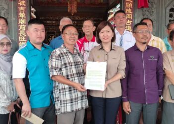 SANDREA Ng Shy Ching menerima serahan memorandum daripada Jawatankuasa Persatuan Penganut Dewa Datuk Kong di Tanjung Piandang Parit Buntar hari ini. - UTUSAN